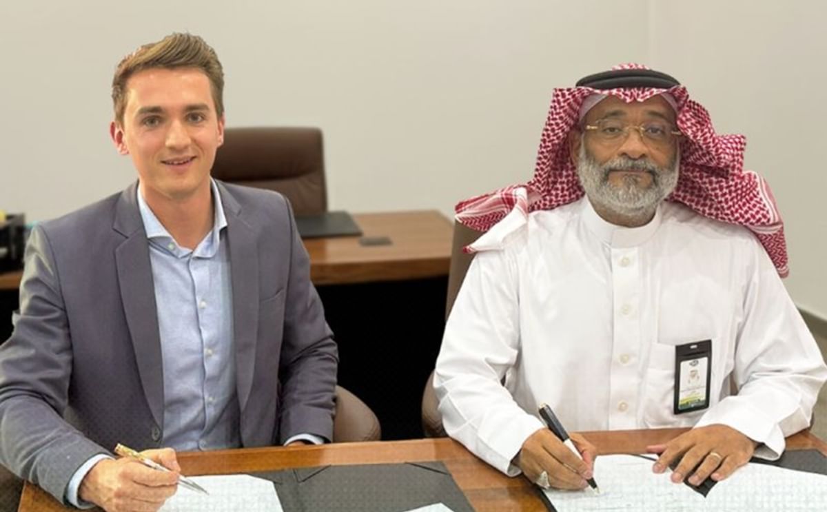 Representatives from Polysense (left) and JADCO (right) sign a strategic partnership agreement to implement AI and Digital Twin technologies in JADCO’s French fries production plant, marking a major milestone in the company’s agri-industrial transformatio Representatives from Polysense (left) and JADCO (right) sign a strategic partnership agreement to implement AI and Digital Twin technologies in JADCO’s French fries production plant, marking a major milestone in the company’s agri-industrial transformatio