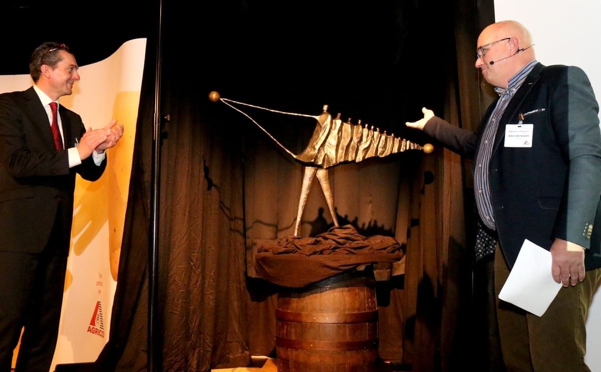 Jan Wolthuis (left) is presented with a sculpture that symbolises connection by incoming chairman Adrie Vermeulen (right). After a 12-year term of service during which Mr Wolthuis fulfilled may board duties, he stepped down as Chairman of Agrico