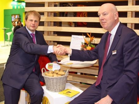 Tim Hammond and Jan van Hoogen with the potatoes that it`s all about: the Gourmandine Tim Hammond and Jan van Hoogen with the potatoes that it`s all about: the Gourmandine
