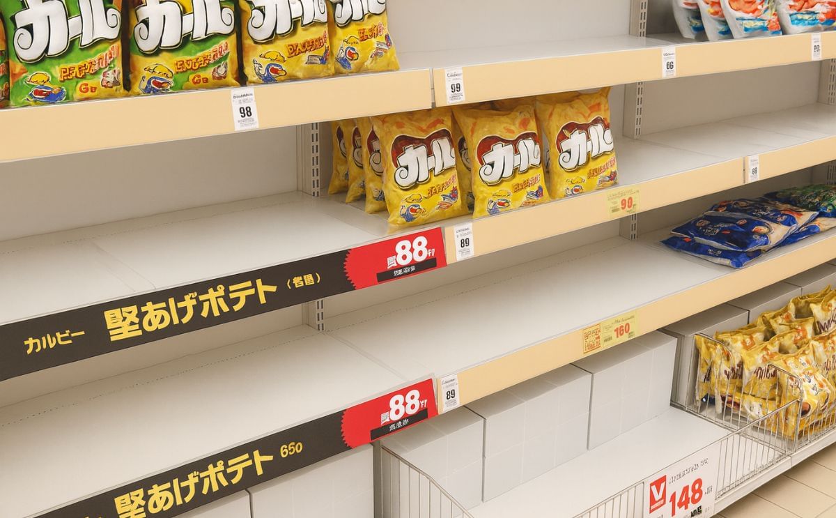 Potato Chips shortage in Japan is reported to result in empty shelves (Courtesy: Twitter / @rianaomiEG)