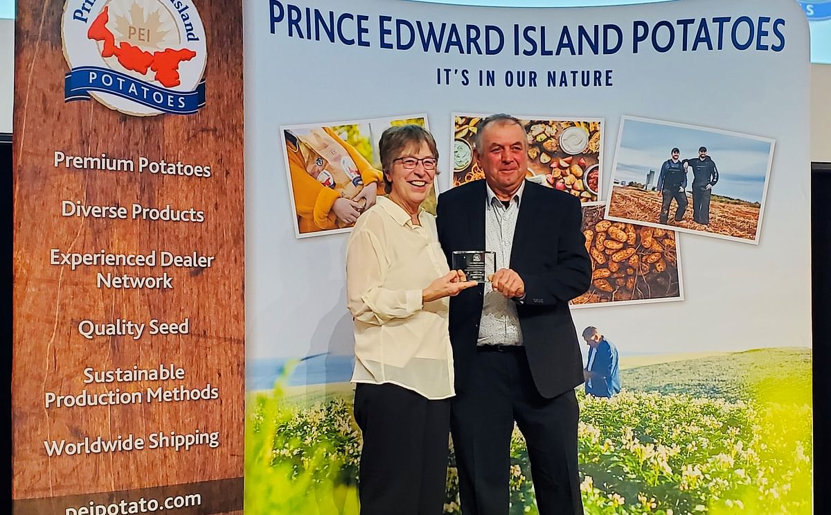 Award presented to the late Kevin McKenna’s family, L-R: Donald Stavert, PEI Potato Board Chair, Nolan McKenna, Linda McKenna, Caitlin McKenna, and Grant Compton, presenter of the award Award presented to the late Kevin McKenna’s family, L-R: Donald Stavert, PEI Potato Board Chair, Nolan McKenna, Linda McKenna, Caitlin McKenna, and Grant Compton, presenter of the award