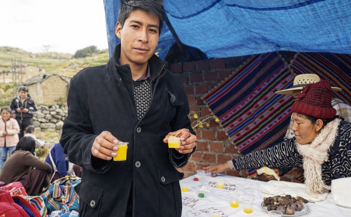 Joven boliviano produce artesanalmente bebida a base en papa Joven boliviano produce artesanalmente bebida a base en papa