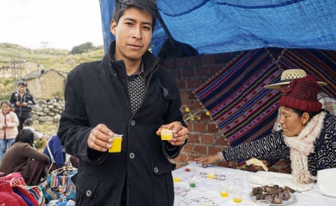 Nelson Quispe muestra el guarapo de oca, durante la feria de la papa, en Palca. Nelson Quispe muestra el guarapo de oca, durante la feria de la papa, en Palca.