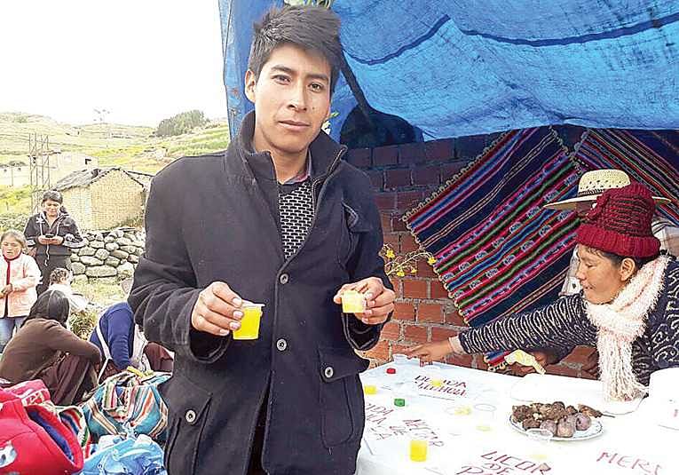 Joven boliviano produce artesanalmente bebida a base en papa
