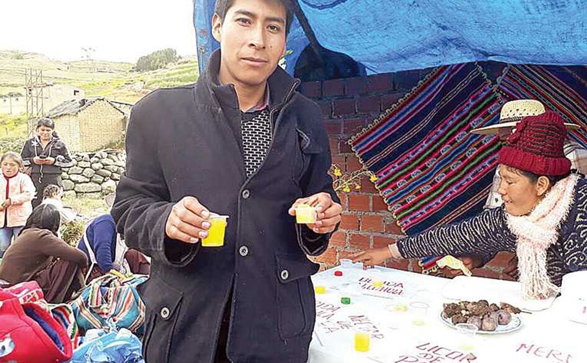 Nelson Quispe muestra el guarapo de oca, durante la feria de la papa, en Palca.