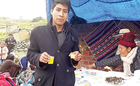 Nelson Quispe muestra el guarapo de oca, durante la feria de la papa, en Palca. Nelson Quispe muestra el guarapo de oca, durante la feria de la papa, en Palca.