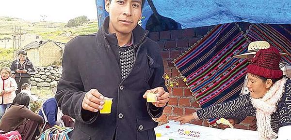 Joven boliviano produce artesanalmente bebida a base en papa