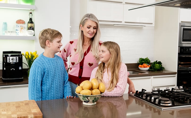 Kate Hardcastle MBE at home with her children, supporting Albert Bartlett’s campaign to promote affordable, family-friendly meals using British potatoes. Kate Hardcastle MBE at home with her children, supporting Albert Bartlett’s campaign to promote affordable, family-friendly meals using British potatoes.