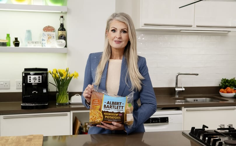  Kate Hardcastle MBE showcasing Albert Bartlett Home Grown Potatoes as part of the brand’s “Make Mealtimes Matter” campaign.