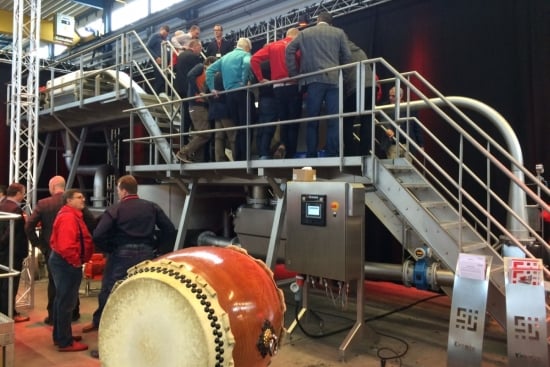 The new hydro cutting system is closely inspected by the visitors of the Kiremko Nacht van Woerden The new hydro cutting system is closely inspected by the visitors of the Kiremko Nacht van Woerden