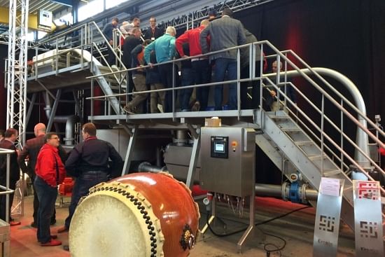 The new hydro cutting system is closely inspected by the visitors of the Kiremko Nacht van Woerden