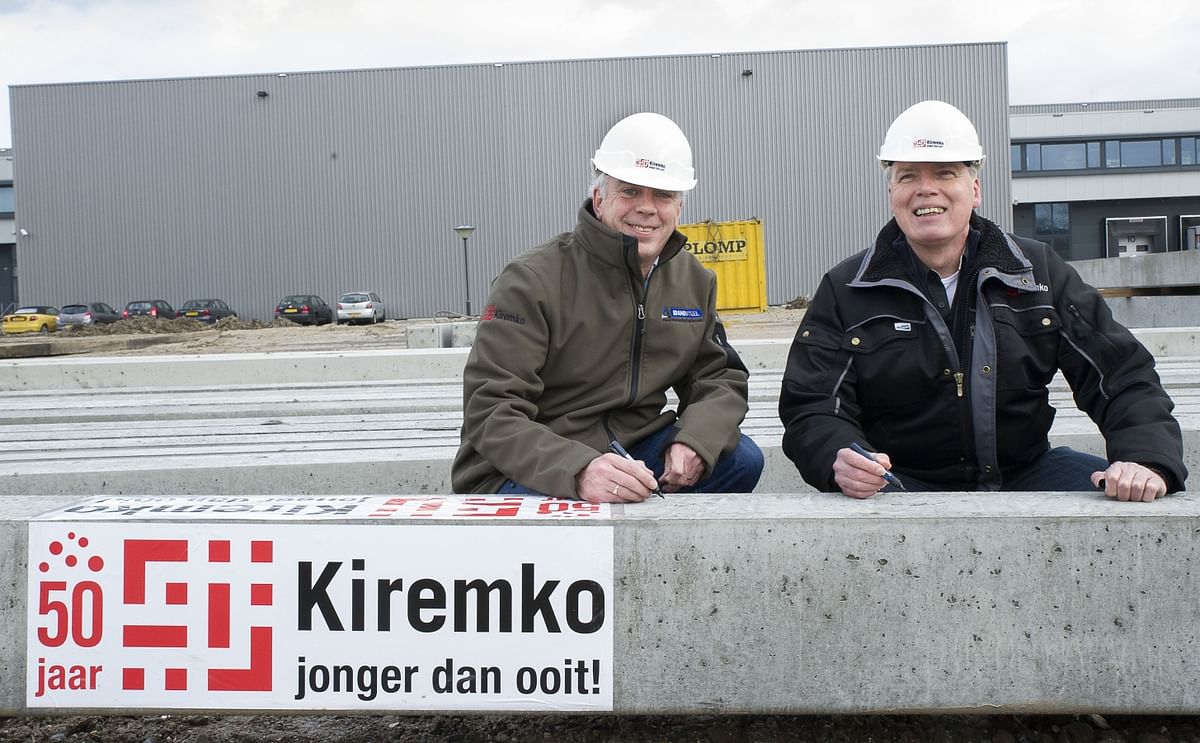 Directors Andy Gowing (left) and Paul Oosterlaken (right) are signing the first pile of the new Kiremko building.