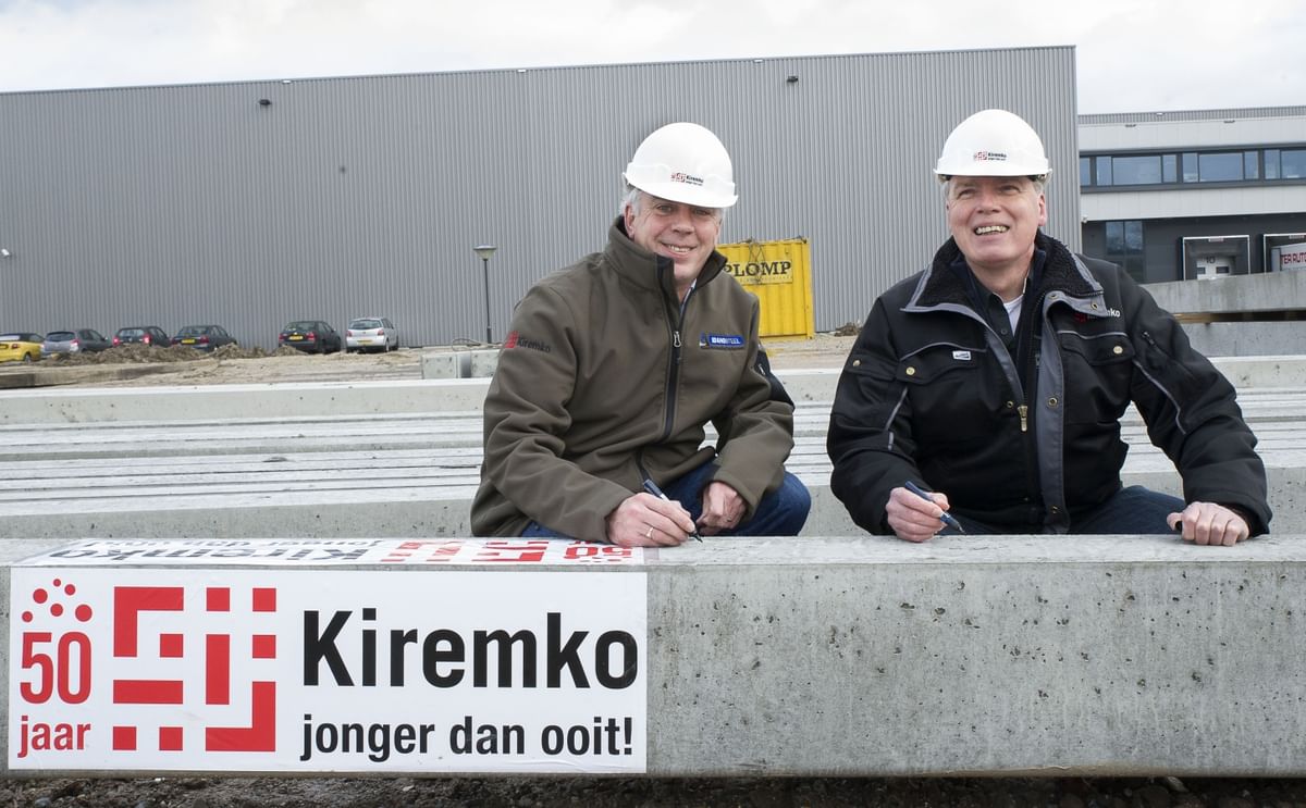 Directors Andy Gowing (left) and Paul Oosterlaken (right) are signing the first pile of the new Kiremko building.