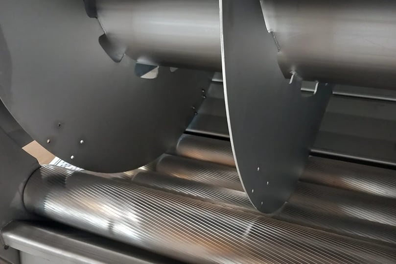 Precision knife-roller system engineered for uniform product rotation and superior re-peel surface quality. Precision knife-roller system engineered for uniform product rotation and superior re-peel surface quality.