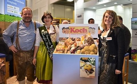 El propietario Robert Koch, Jacqueline Blöckl y Franziska Koch en el stand conjunto del estado de Baviera en Fruit Logistica 2018