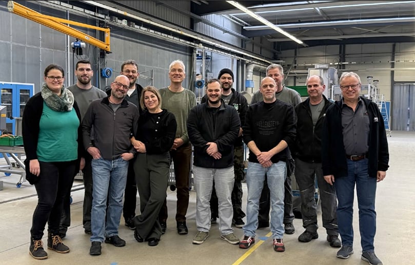 At the New Year’s raffle, KRONEN thanked and congratulated the employees celebrating their anniversaries in 2025 for their many years of service to the company. Pictured (from left to right) are employees Claudia Roser, Raphael Langenecker, Frank Wckersheim, Gunter Herbert, Sennur Hepting, Johannes Günther (Managing Director), Kai Rohrer, Giuliano Tomic, Marco Horn, Bernd Baas, Dieter Jatz, and Stephan Zillgith (Managing Director). At the New Year’s raffle, KRONEN thanked and congratulated the employees celebrating their anniversaries in 2025 for their many years of service to the company. Pictured (from left to right) are employees Claudia Roser, Raphael Langenecker, Frank Wckersheim, Gunter Herbert, Sennur Hepting, Johannes Günther (Managing Director), Kai Rohrer, Giuliano Tomic, Marco Horn, Bernd Baas, Dieter Jatz, and Stephan Zillgith (Managing Director).