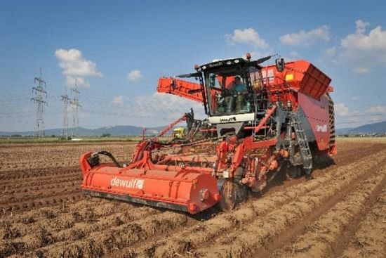 Kwatro, a 4-row self-propelled potato harvester with bunker and axial rollers