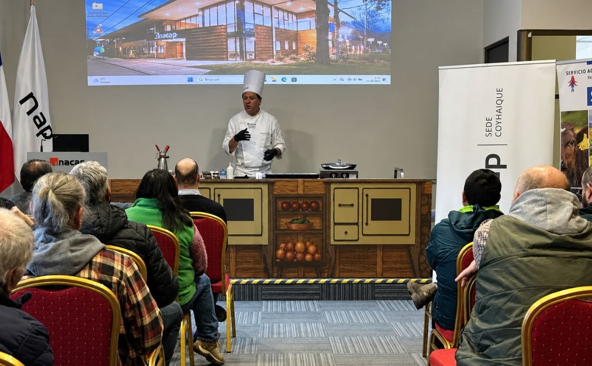 Demostración gastronómica durante el seminario 'La Papa: del Campo a la Mesa' en Coyhaique.