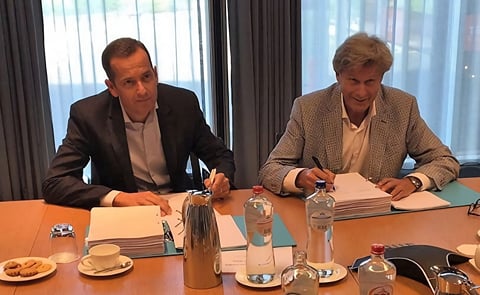The signing of the contract by Raoul Vorage, CFO/COO Oerlemans Foods (left) and Bas Alblas, CEO Lamb Weston / Meijer (right), officially marks the acquisition of the potato division of Oerlemans Foods by Lamb Weston / Meijer. The signing of the contract by Raoul Vorage, CFO/COO Oerlemans Foods (left) and Bas Alblas, CEO Lamb Weston / Meijer (right), officially marks the acquisition of the potato division of Oerlemans Foods by Lamb Weston / Meijer.