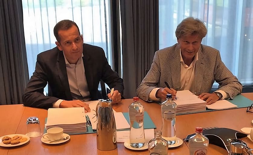 The signing of the contract by Raoul Vorage, CFO/COO Oerlemans Foods (left) and Bas Alblas, CEO Lamb Weston / Meijer (right), officially marks the acquisition of the potato division of Oerlemans Foods by Lamb Weston / Meijer.