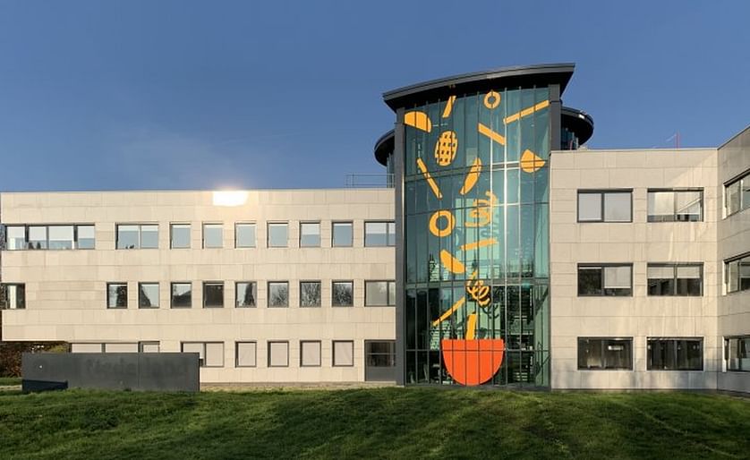 This week eye-catching stickers were placed on the glass front of Lamb Weston / Meijer's new office location in Breda, The Netherlands. From now on, drivers and cyclists passing by can recognize Lamb Weston /Meijer as the new occupant of the building by i