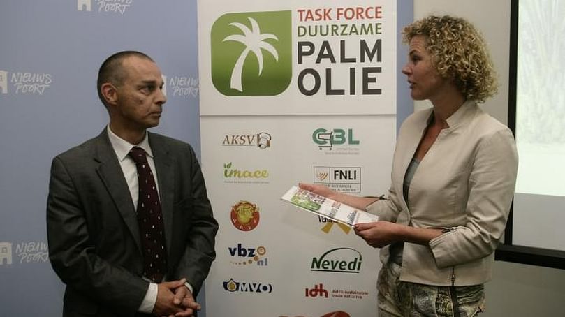 Mascha Leijten, Marketing &amp; New Business Development Director of Lamb Weston / Meijer receives the Task Force Sustainable Palm Oil Award 2015.