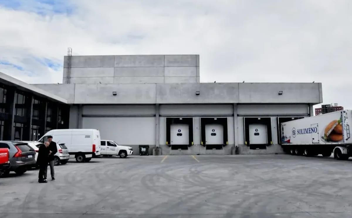 La nueva planta frigorífica Punto Cero, ubicada en el Puerto de Mar del Plata, cuenta con capacidad para almacenar hasta 5.000 toneladas de productos congelados.