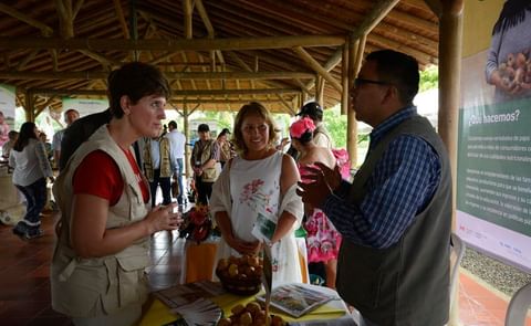 La profesora Teresa Mosquera explica el desarrollo del proyecto a la Ministra de Desarrollo del Canadá, Marie Claude Bibeau. La profesora Teresa Mosquera explica el desarrollo del proyecto a la Ministra de Desarrollo del Canadá, Marie Claude Bibeau.