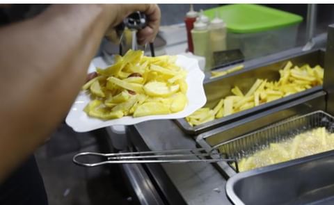 Local. El ayudante en uno de los locales, especializado en la salchipapa y papipollo, fríe la papa. (Cortesía: Amelia Andrade) Local. El ayudante en uno de los locales, especializado en la salchipapa y papipollo, fríe la papa. (Cortesía: Amelia Andrade)