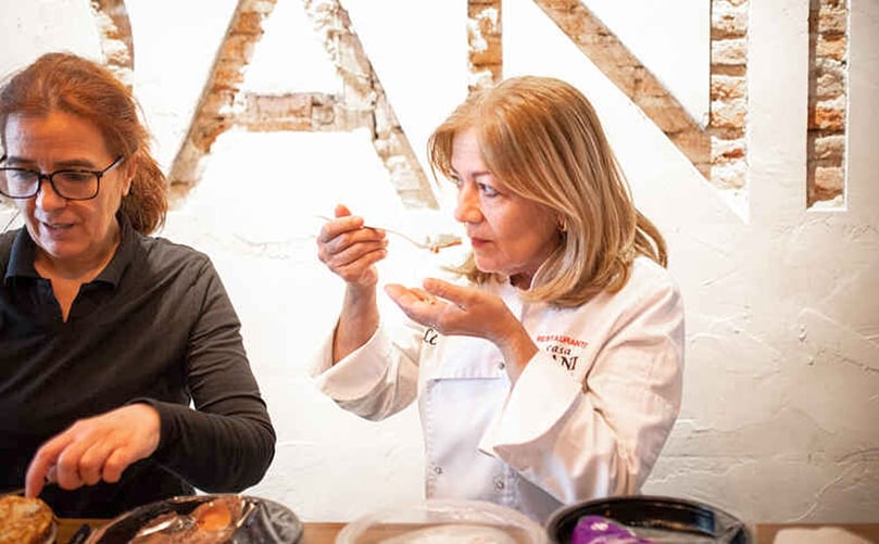 La mejor cocinera de tortillas de patata de España, Lola Cuerda, probando una de los supermercados.(Cortesía: Javier Carbajal/El Español) La mejor cocinera de tortillas de patata de España, Lola Cuerda, probando una de los supermercados.(Cortesía: Javier Carbajal/El Español)