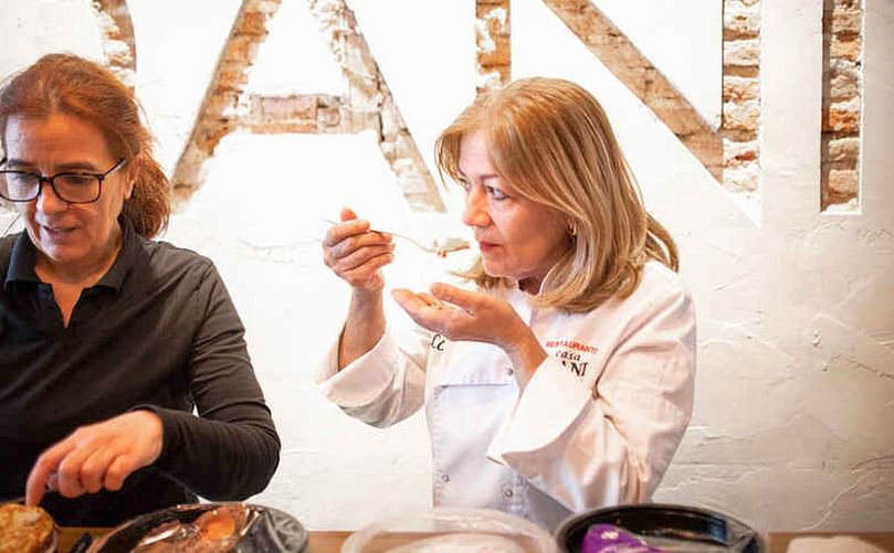 La mejor cocinera de tortillas de patata de España, Lola Cuerda, probando una de los supermercados.(Cortesía: Javier Carbajal/El Español)