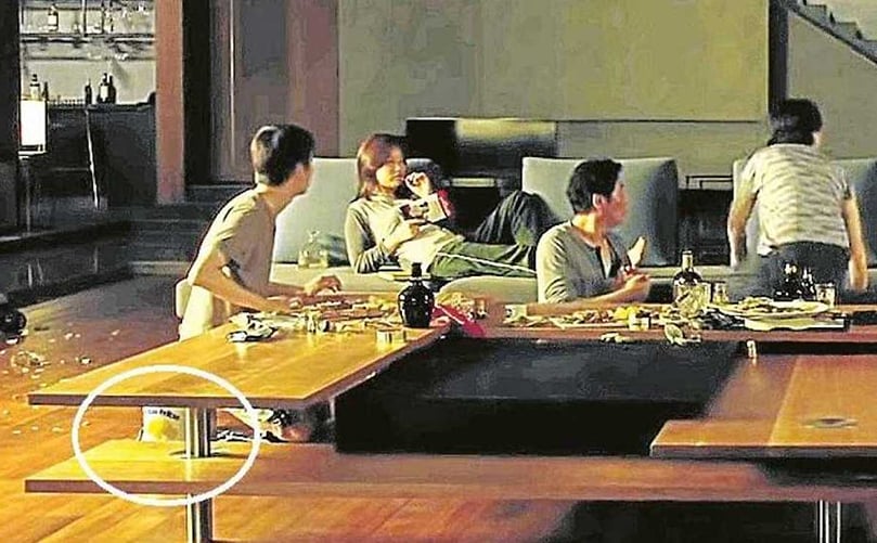 La escena en la que salen las patatas Bonilla a la vista en 'Parásitos' La escena en la que salen las patatas Bonilla a la vista en 'Parásitos'