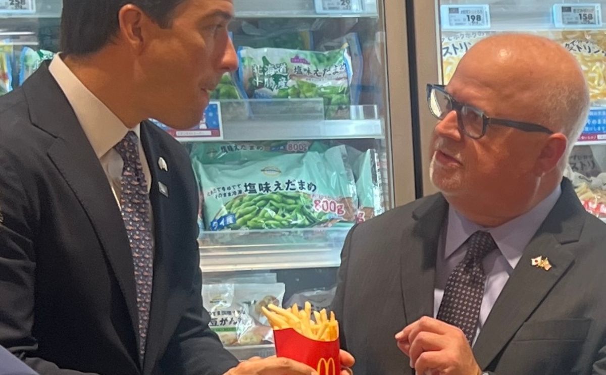 USDA Undersecretary for Trade Luke Lindberg (left) joins BCI’s Matt Lantz at a grocery store in Tokyo to view U.S. processed potato products available to Japanese consumers