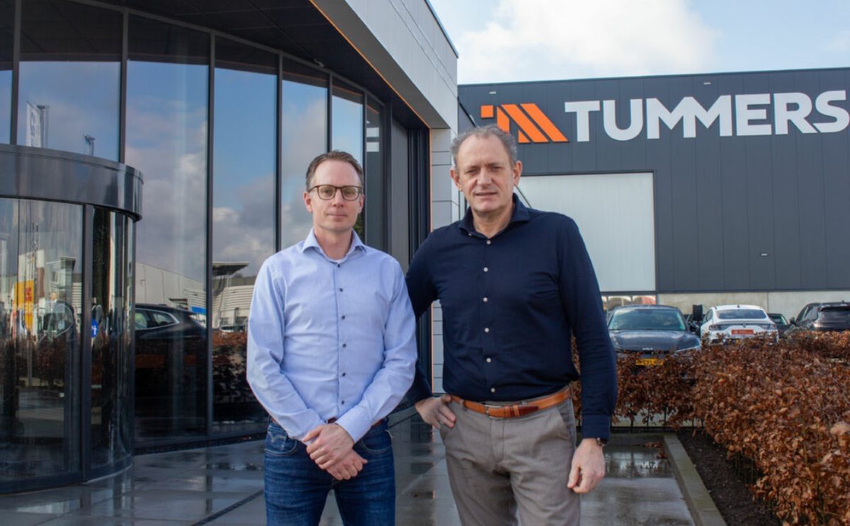 Leadership Transition at Tummers Group: Lennaert van Dijk (right) steps into his new role as CEO of Tummers Group, while Lennard Bommeljé (left) takes over as Business Unit Manager of Tummers Food Processing Solutions. Leadership Transition at Tummers Group: Lennaert van Dijk (right) steps into his new role as CEO of Tummers Group, while Lennard Bommeljé (left) takes over as Business Unit Manager of Tummers Food Processing Solutions.
