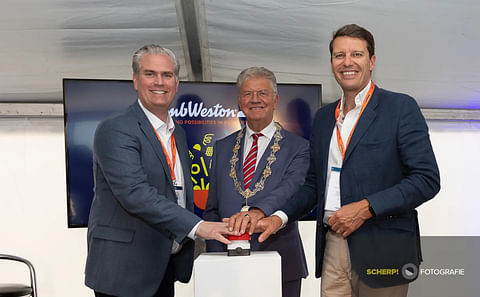 from left to right: Mike Smith (Chief Operations Officer, Lamb Weston), Frank Petter, Mayor of the municipal Bergen op Zoom (NL), Marc Schroeder (President International, Lamb Weston)