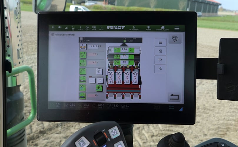 ISOBUS operation is manufacturer-independent and therefore available both via the tractor and via an additional display in the cabin ISOBUS operation is manufacturer-independent and therefore available both via the tractor and via
an additional display in the cabin