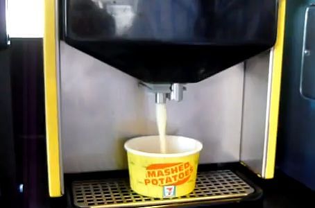 Máquina capaz de servir puré de papas al instante
