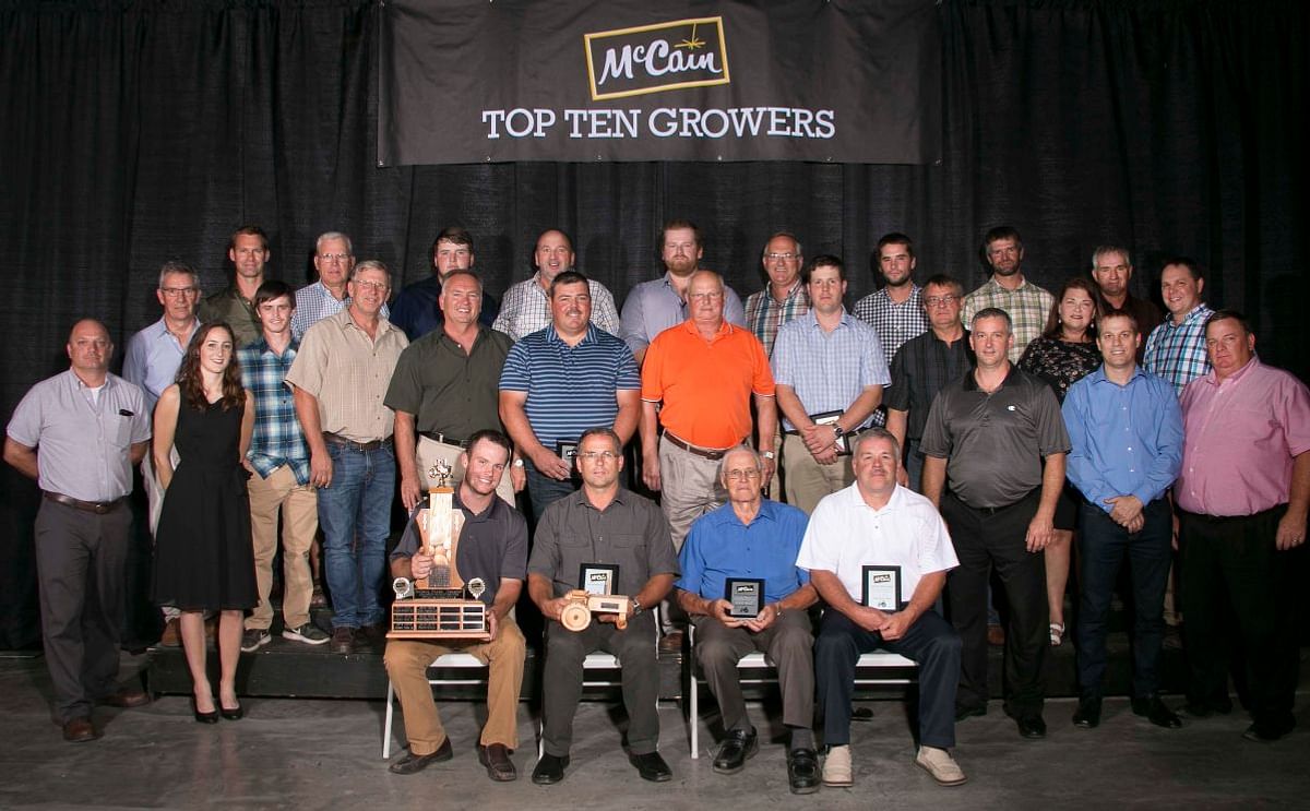 Top 10 Growers:
Front row, l-r: Matthew Tweedie, Paul Tweedie, Arthur Tweedie, Peter Tweedie.
Second Row, l-r: Travis Pirie, Field Representative, Whitney Sipprell, Field Representative, Luc Coté, Field Department Manager, Shai Altman, President, McCai