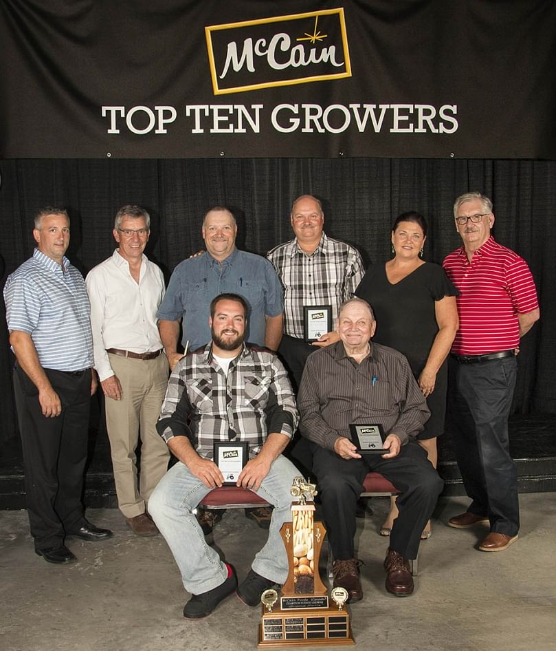 Super Farms Potato Ltd. of Saint-André was named the 2015-2016 McCain Champion Potato Grower for Grand Falls.
Front Row, L-R: André Levesque, Jean-Guy Levesque.
Back Row, L-R: Luc Coté, Field Department Manager, Allison McCain, Chairman, McCain Foods Limited, Luc Levesque, Jules Levesque, Christine Wentworth, VP Agriculture NA, Dale McCarthy, VP Integrated Supply Chain NA.