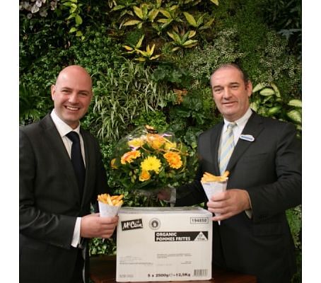 Martin van Nierop, Directeur Convention Centre Operations (r) en Koen van Hartevelt, Sales Manager Key Accounts McCain Food Service Benelux (l) tijdens de Huishoudbeurs op maandag 20 februari 2012.