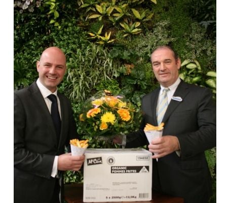 Martin van Nierop, Directeur Convention Centre Operations (r) en Koen van Hartevelt, Sales Manager Key Accounts McCain Food Service Benelux (l) tijdens de Huishoudbeurs op maandag 20 februari 2012. Martin van Nierop, Directeur Convention Centre Operations (r) en Koen van Hartevelt, Sales Manager Key Accounts McCain Food Service Benelux (l) tijdens de Huishoudbeurs op maandag 20 februari 2012.