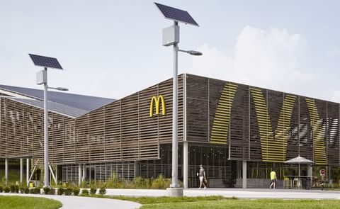 McDonald’s first global flagship Net Zero Energy-designed restaurant will serve as a learning hub to test sustainable solutions.
McDonald’s first global flagship Net Zero Energy-designed restaurant will serve as a learning hub to test sustainable solutions.