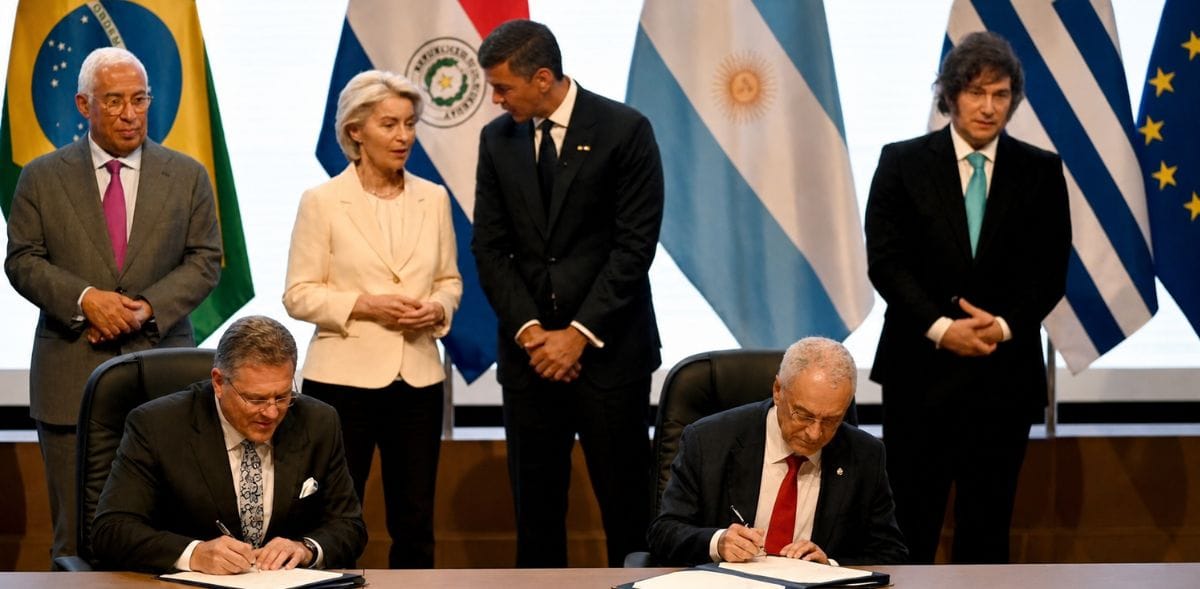 Representantes del Mercosur y la Unión Europea durante la firma del acuerdo comercial que busca ampliar el comercio y la cooperación económica entre ambos bloques