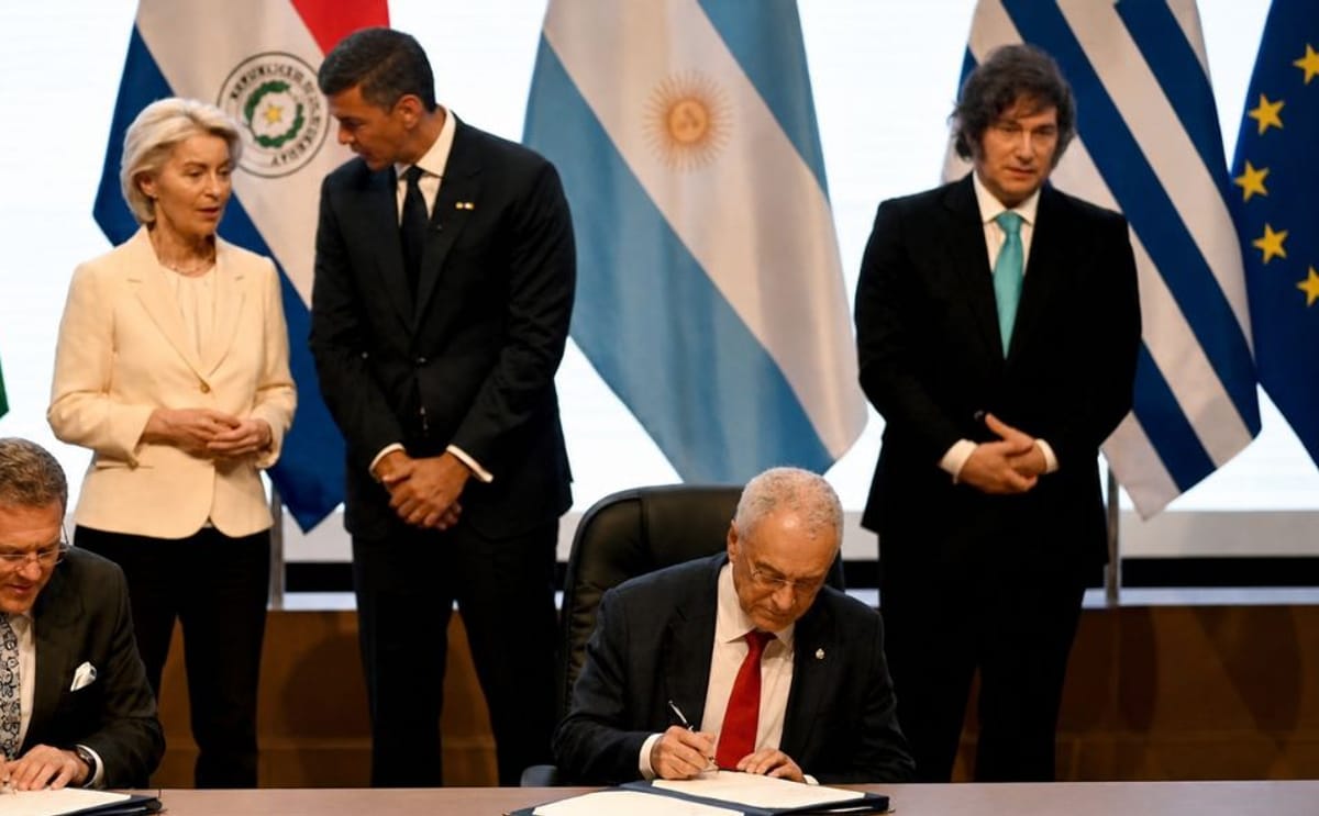 Representatives of Mercosur and the European Union during the signing of the trade agreement aimed at expanding trade and economic cooperation between the two blocs. Representatives of Mercosur and the European Union during the signing of the trade agreement aimed at expanding trade and economic cooperation between the two blocs.