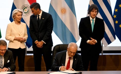 Representantes del Mercosur y la Unión Europea durante la firma del acuerdo comercial que busca ampliar el comercio y la cooperación económica entre ambos bloques Representantes del Mercosur y la Unión Europea durante la firma del acuerdo comercial que busca ampliar el comercio y la cooperación económica entre ambos bloques