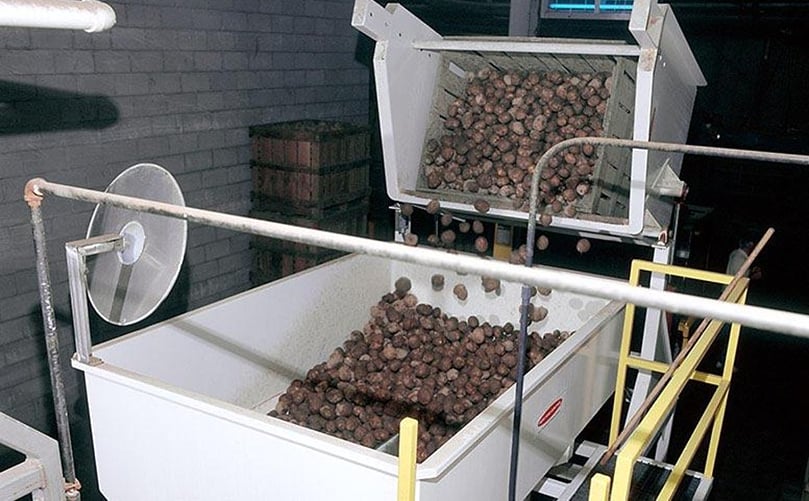Adjust output with a variable speed mechanical drive to meet your production line requirements. The sloped hopper walls and a shielded bottom prevent product damage and clogging, while the tubular frame improves cleaning access to simplify sanitation. Gentle