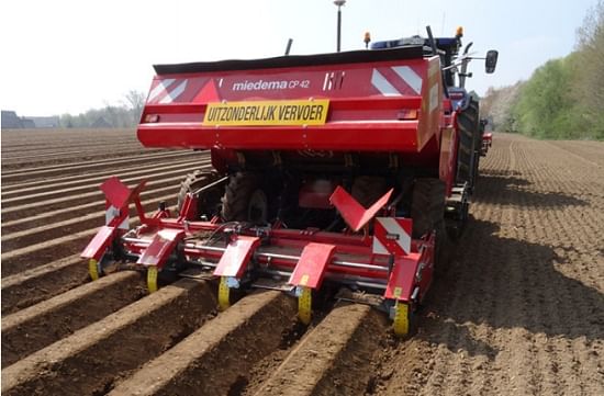 Miedema CP 42P: 4-row trailed cup planter