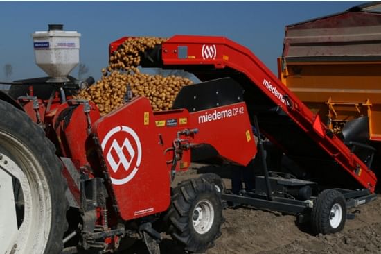 Miedema ME 60 Planter Filler: Elevator for use in the field and in the store