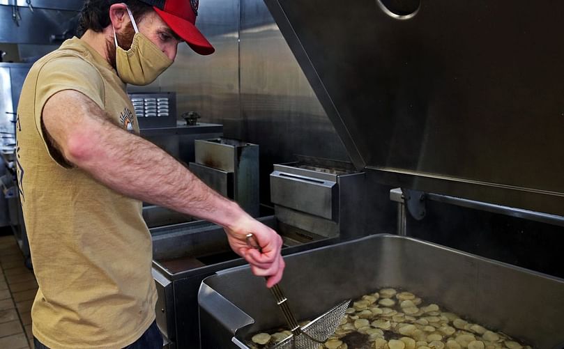 Michael Moeller fries potato chips for his Milwaukee Chip Co. at rented kitchen space in Upstart Kitchen, a commercial space for entrepreneurs at 4323 W. Fond Du Lac Ave. (Courtesy: Angela Peterson / Milwaukee Journal Sentinel)