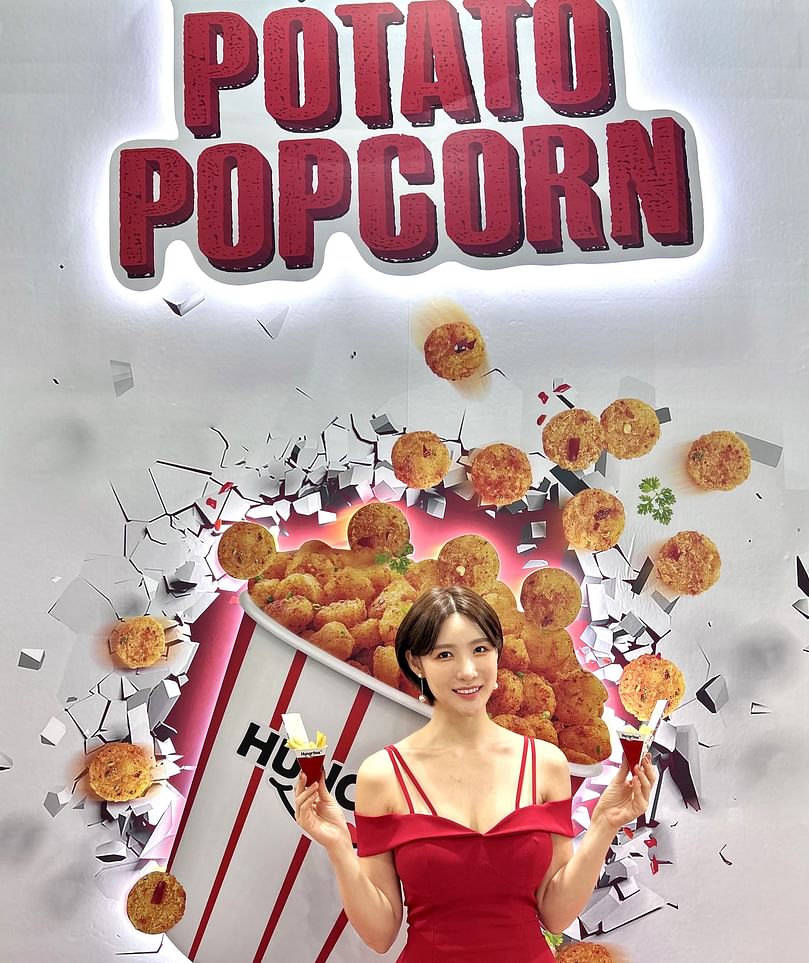 A model promoting Hungritos' Potato Popcorn at SFH Food and Hotel Seoul 2024.